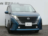 アダプティブLEDヘッドライト。フロントカメラで前方の状況を検知し対向車や先行車に眩しい思いをさせることなく必要なところだけを遠くまで照射します。