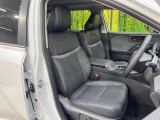 運転席シート廻りは使用感も少なく、良好な状態となっています。前オーナー様が丁寧に使っていたことがよくわかりますね。