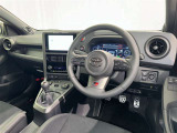 ドライバーファーストのコクピットを実現するために、スペースやレイアウトの工夫を施すことで、運転に集中しやすく、走りを存分に楽しめる設計になっています。