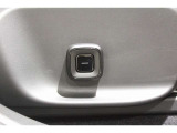 運転席にはパワーシートが付いており、細かいポジショニングやメモリーが可能です。体型を問わず、ドライビングポジションを設定することが可能です
