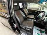 フロントシートです。運転席には座面の上下調節が可能なハイトアジャスターが装備されております。大きな痛み等が無く綺麗な状態です。