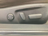 【パワーシート】電動でシートポジションの変更が可能です。手動式より細かくシート設定が可能ですのでより快適な姿勢でドライブを楽しんで頂けるでしょう。