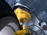 【ビルシュタイン製ダンパー】高速走行時の車両安定性を向上させてくれる人気の装備。街乗りの乗り心地も犠牲にせず、スポーティな走行をお楽しみいただけます♪