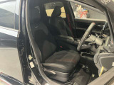 運転席まわりです。運転席からの視界が左右に広く隅々まではっきりと見渡せます!クルマの前端も把握しやすく安心して運転できます!