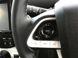 ステアリングスイッチ付き。オーディオの操作やハンズフリー通話も前方から目を離すことなく操作することが可能です。