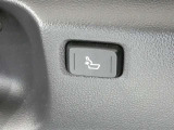 運転時の腰の負担を軽減してくれる電動ランバーサポート装着です。長距離ドライブの強い味方ですね。