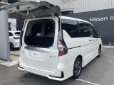 バックドアは2段階に開く事が出来て狭いところでの荷物の出し入れがとても楽になりました