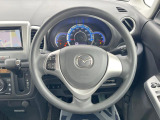 インテリアに合わせたデザインのステアリングは、運転される方のことも考え、運転しやすい形状、大きさです。是非一度、実際に触ってお確かめください。
