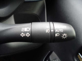 【ハイビ-ムアシスト】先行車または対向車や周囲の明るさなどに応じ、自動的に上向きと下向きを切り替えます。