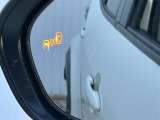 隣車線を走る車両をレーダーで検知し、ドアミラーでは確認しにくい後側方エリアに存在する車両に加え、急接近してくる車両も検知します。車両を検知するとドアミラーに搭載されたLEDインジケーターが点灯します。