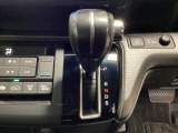 CVT車のセレクトレバーです。低速から高速まで、変速ショックのないスムーズな走りを実現するとともに、エンジン効率のよい領域を維持することで燃費にも貢献します。