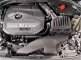 【BMWエンジン】革新的なガソリン・エンジン・テクノロジーによる高性能かつ高効率。レスポンスの良いパワーを発揮。常にスムーズな吸気を実現しアクセル開度にダイレクトに反応しドライビングを楽しく演出。
