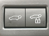 【パワーバックドア】スマートキーや運転席のボタンを押すだけでリアゲートが自動で開閉します!荷物を持っている時や、高い位置にあるバックドアを閉める際に便利な機能です♪