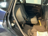 【チップアップシート】座面を跳ね上げれば、後席がそのまま背の高い荷物置き場に。ベビーカーや観葉植物も、横にせずそのまま積み込めます。「高さ」を活かせる車に欠かせないアレンジです。