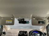 運転席のサンバイザーにはバニティーミラーも付いています。身だしなみチェックには欠かせません。