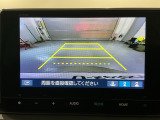 リバースギアに入れるだけで後方の表示へ切り替わります。夜間や雨の日の駐車も楽になりますよ。