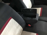 ひじ掛けが収納ボックスになります