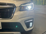 【LEDヘッドライト】悪天候や夜間走行時も良好な視界を確保し安心して運転できる高輝度LEDヘッドライトを装備!点灯速度が早く、消費電力も抑えられています。