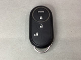 リモコンエンジンスターターを装備しています。操作キーはスマートキーも兼用しており、鍵を差し込むことなくドアロックの開け閉めと、スタートボタン操作でのエンジンスタートができます。