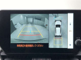 バックカメラの他に上から見下ろしたような画像が見れるアラウンド(全方位)モニター。前後左右を把握できる、すごい機能が装備されています!