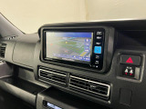 初めての場所でも安心して運転できますね。画面も見やすく、操作も簡単です。さらに、バックカメラも搭載されており、快適なドライブが可能ですね