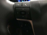 【ステアリングスイッチ】運転中に視線を前に向けたまま操作できます。