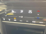【オートエアコン】一度お好みの温度に設定すれば、車内の温度を検知し風量や温度を自動で調整。暑い&hellip;寒い&hellip;と何度もスイッチ操作をする必要はありません。快適な車内空間には必須の機能ですね♪