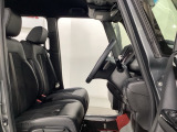女性でも運転がしやすいように、シートの高さ調整機能(シートリフター)がついています。運転席と助手席の間が空いている為、助手席側への移動がスムーズです。交通量の多い道でも助手席側から乗り降りができます。