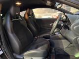 【ウルトラスエードコンビシート】高級感と座り心地を両立した人気のシート♪背面・座面はスエード調となっており、肌触りや滑りにくさに優れています。気温や服装に左右されず快適にお乗りいただけます。