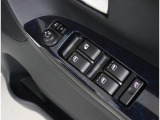 運転席ドアにはパワーウィンドウスイッチが集約され、ドアミラー調整スイッチも装備!1か所で簡単に操作が可能です!