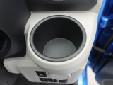 【据え置きカップホルダー】エアコン吹き出し口下部に設置されていますので使いやすさバッチリ!運転席から手の届くちょうどの位置です!