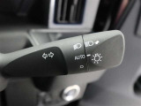 外の明るさに応じてライトを自動点灯・消灯してくれるオートライト付き♪