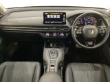 車内は光触媒抗菌消臭施工済です。スタイリッシュなデザインでスポーティなインパネ周りを演出します。グローブボックスやカップホルダーのほかにトレーなどたくさんの収納スペースが付いています。