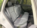 広々とした2列目シートは居住性が高く、居心地も快適!友達や家族とのお出かけにぴったりです。ベビーシートやチャイルドシート使用時も快適にお過ごしいただける十分な空間を確保しています。