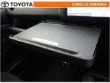 停車時にノートパソコンなどを置ける引き出しテーブル。仕事の効率を考えた設計です。