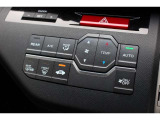フルオートエアコンを装備しております。車内の温度設定だけでなくPM2.5にも対応した高性能集塵フィルターも装備しており車内はいつも快適空間です。