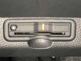 ハンドルの左下にETCがついています。高速道路の料金所の通過も楽々です。 カードの取り出しもしやすい場所についています。