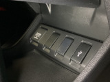 アクセサリーソケットはUSBのアダプターなどをつければ、スマホの充電にも使えます。横にはナビゲーション用の外部入力可能なUSB端子がついており、周辺には物が置けるトレーがついています。