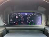 ■スピードメーター■目線を少しずらすだけで確認出来る位置に設置されたメーターパネルです。表示も文字がはっきりと見やすいので、運転しやすいですよ!燃費の確認も出来ますよ!