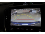 バックカメラ装備。運転席からは死角になる場所をカメラが補完しますので安全です。また、ガイド線が曲がる方向に動くタイプなので、初めての駐車場に止めるときや縦列駐車などの時に便利です。