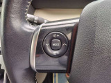 ステアリングリモコン付きで運転中に視線を落とさずオーディオ等の操作が出来ます。