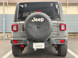 後方には障害物センサー装備。駐車が不安な方にとってバックカメラと併用でき頼もしい装備です。