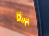 【ブラインドスポットモニター】走行中、ドアミラーの死角になりやすい箇所に後続車が接近するとサイドミラーのレンズに警告を表示!ドライバーに注意喚起をしてくれます。