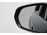 隣車線を走る車両をレーダーで検知し、ドアミラーでは確認しにくい後側方エリアに存在する車両に加え、急接近してくる車両も検知します。車両を検知するとドアミラーに搭載されたLEDインジケーターが点灯します。
