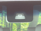 【スマートアシスト】走行中に前方の車両等を認識し、衝突しそうな時は警報とブレーキで衝突回避と被害軽減をアシスト。より安全にドライブをお楽しみいただけます。