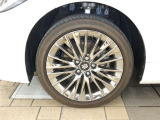 スポーティな印象を与える純正ホイールです。どこまでも走っていきたくなるようなデザインですね♪