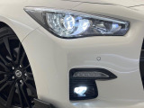 【LEDヘッドライト】悪天候や夜間走行時も良好な視界を確保し安心して運転できる高輝度LEDヘッドライトを装備!点灯速度が早く、消費電力も抑えられています。