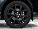 OPの20インチ5スプリットスポークホイール装備!力強さと重厚感を感じさせる太めのスポーク、車体全体のバランスを考慮した洗練されたデザイン性でイヴォークの魅力を際立たせます!