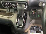 シフトはインパネシフト、パーキングブレーキは電子制御なので運転席と助手席の間はすっきりしています。