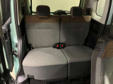 【後席】大人が足を組んでもくつろげるほどの広さ!後席スライド量もたっぷりで、運転席に近づけると、お子さまのケアもラクラク♪